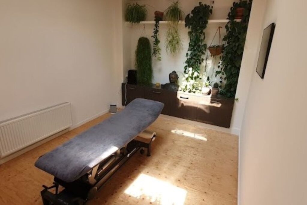 hypnotherapy practice in the hague | treatment room treatment table | New Empowered You hypnotherapy in the hague | olga willemsen hypnotherapist in the hague